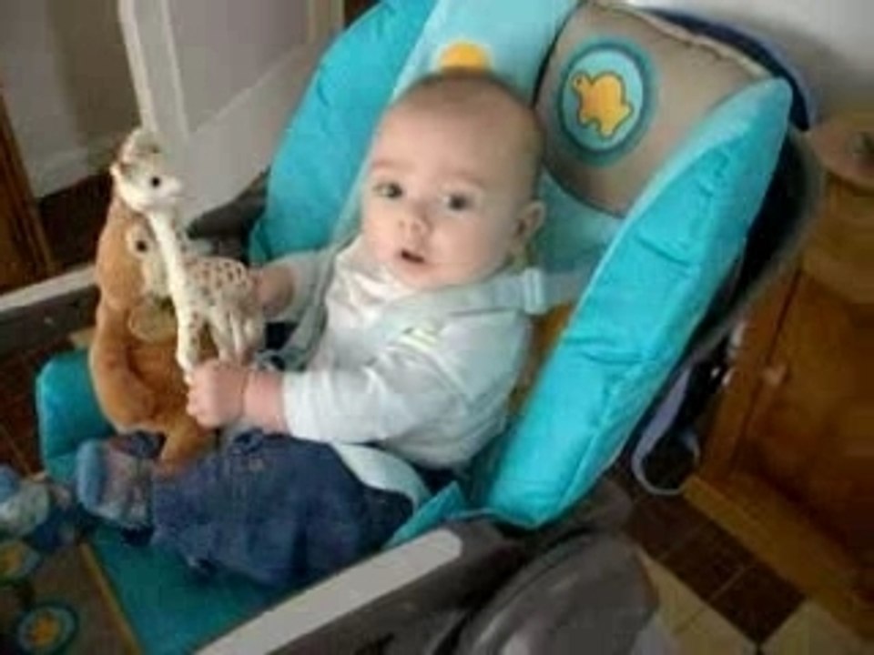 Louis dans sa chaise 4mois