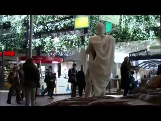 Very Funny Performance by Statue