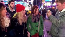 Embrasser des inconnues pour le nouvel an - Tour de carte à Times Square!
