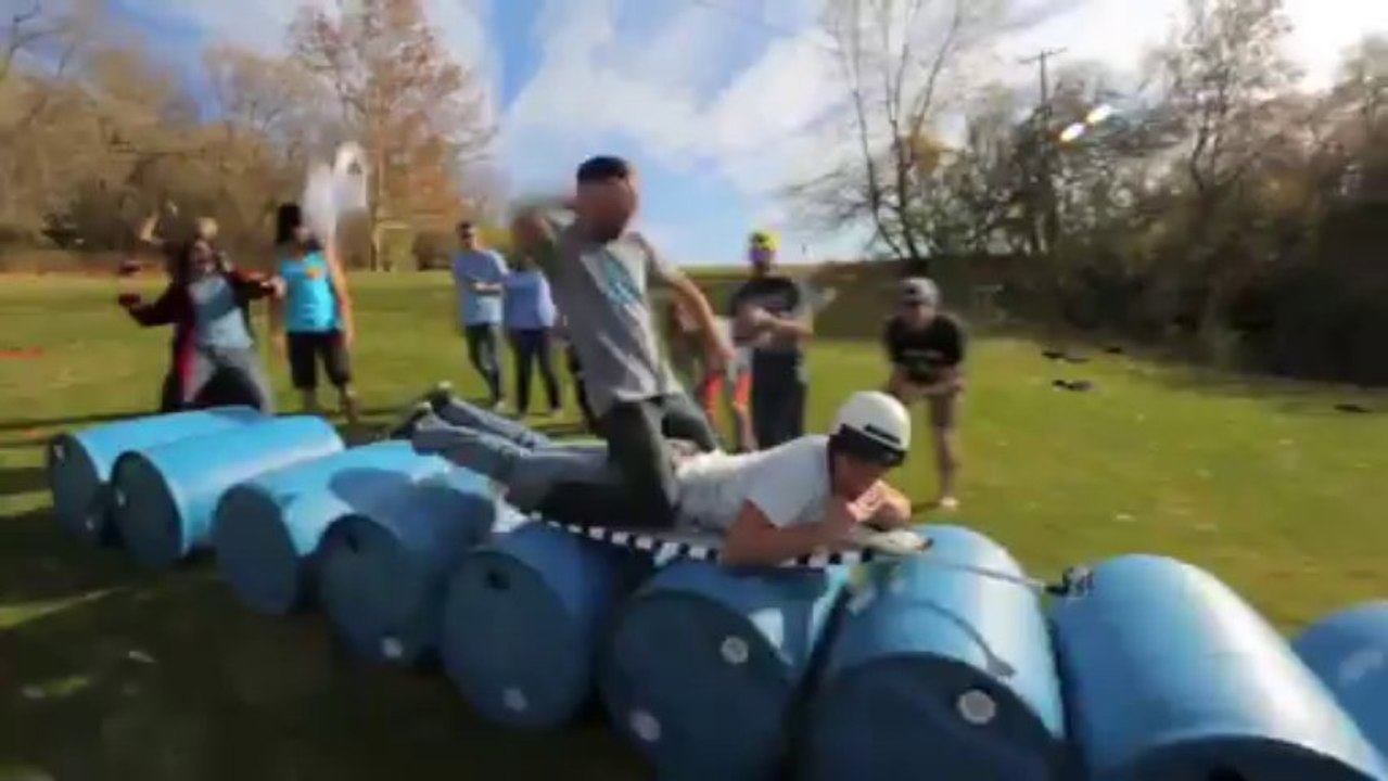 МОТИКА: Луда забава со пријателите со буриња на надолница