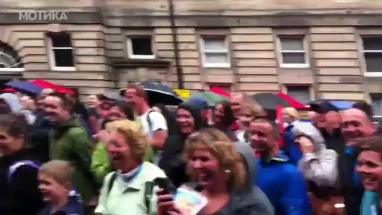 МОТИКА: Малото дете му го украде шоуто на уличниот танчер