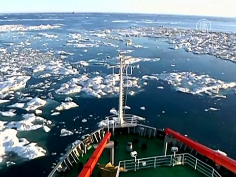 Застрявшее судно встретило Новый год во льдах