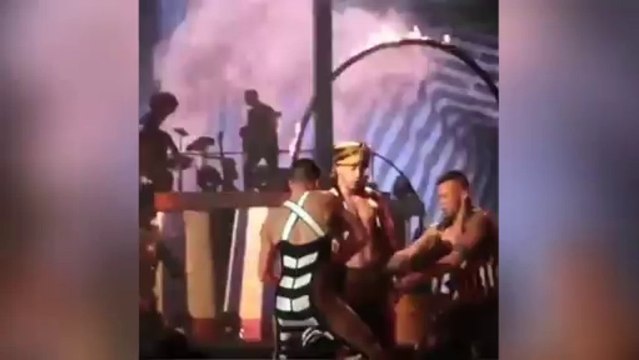 Le oups de Britney Spears dégrafée en plein concert
