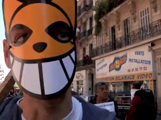 Des manifestants avec un masque... de chat !