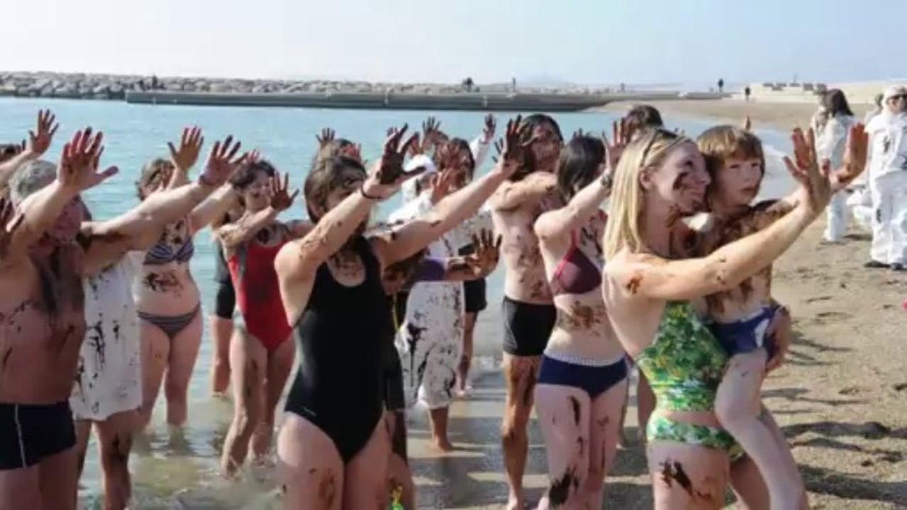 Marseille : Greenpeace simule une marée noire sur les plages du Prado