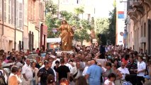 Marseille : la Vierge portée par ses fidèles au Panier