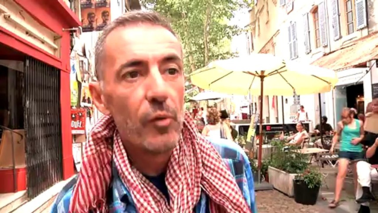 "Je fais un spectacle sur un homme bourré de tics et à talonettes..."