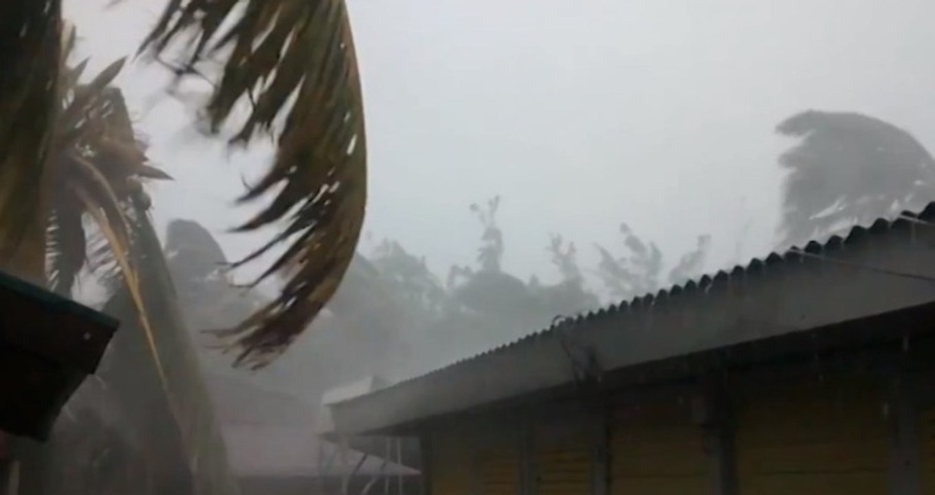 La Réunion : les images chocs du cyclone filmées par les habitants