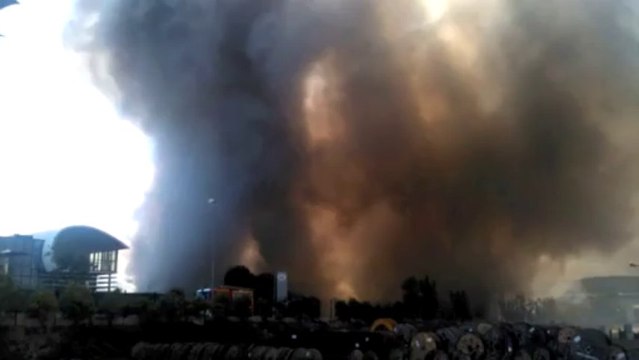 Aix : spectaculaire incendie dans la zone des Milles