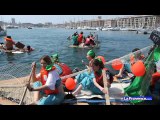 Marseille : les étudiants traversent le Vieux-Port