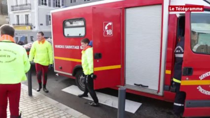 Quimperlé. Les pompiers l'aident à sortir de chez lui avec sa chienne