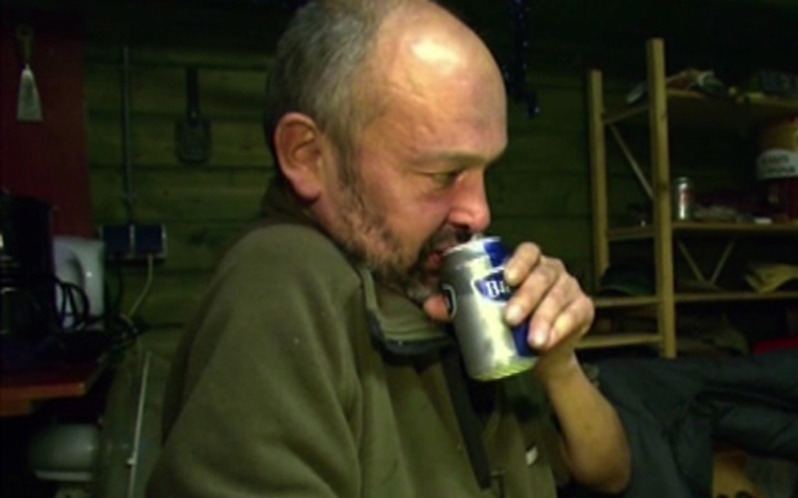 Des alcooliques payés en bières pour ramasser des ordures - ZAPPING ACTU DU 02/01/2014