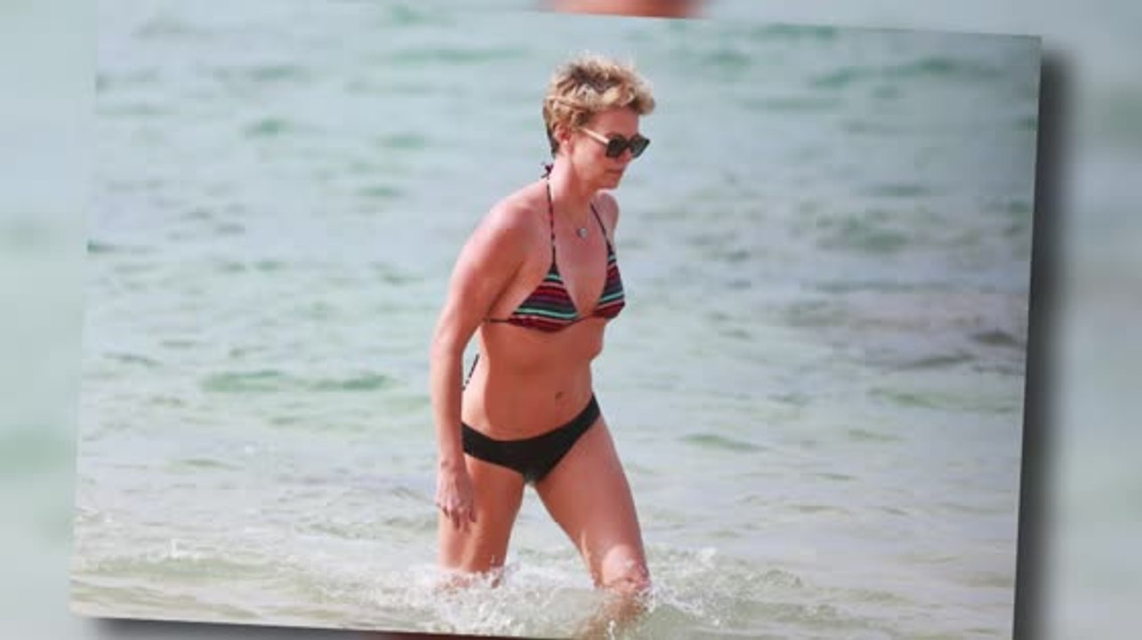 Charlize Theron in Bikini auf Hawaii