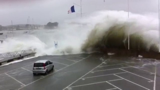 La Trinité-sur-Mer. Une voiture emportée par une vague