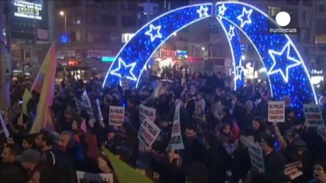 La lira turca se hunde en mínimos históricos por el escándalo de corrupción en el Gobierno