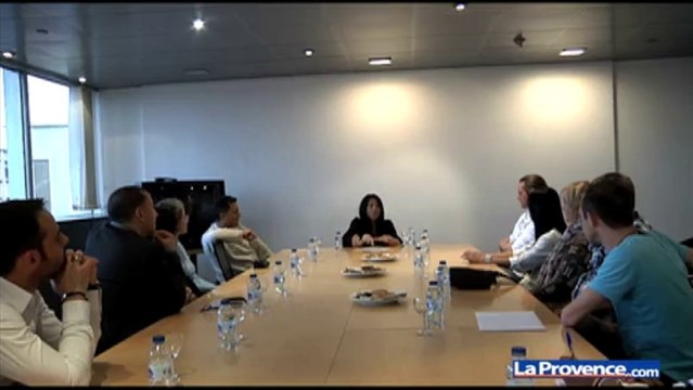 Anggun tout sourire face aux lecteurs de La Provence