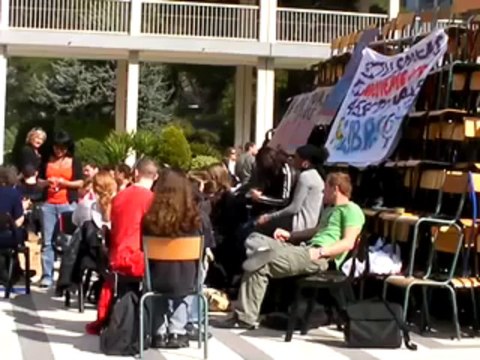 18/03/09 Fac de Saint-Jérôme : des chaises contre la réforme