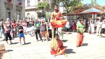 Des bonzes tibétains en suspension dans les rues d'Avignon