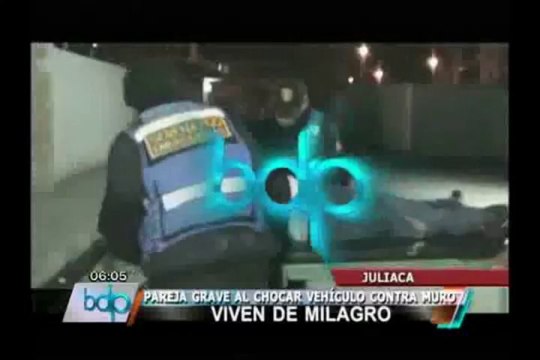 Pareja casi pierde la vida tras chocar contra muro en carretera a Juliaca