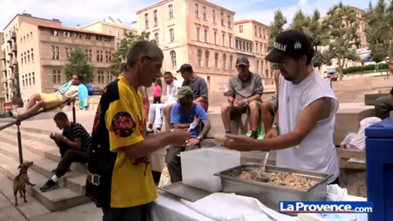 Xavier; SDF; organise sa "soupe à la pierre"