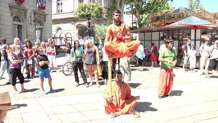 Des bonzes tibétains en suspension dans les rues d'Avignon