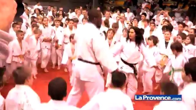 Marseille : 1000 petits judokas mettent Teddy Riner au tapis