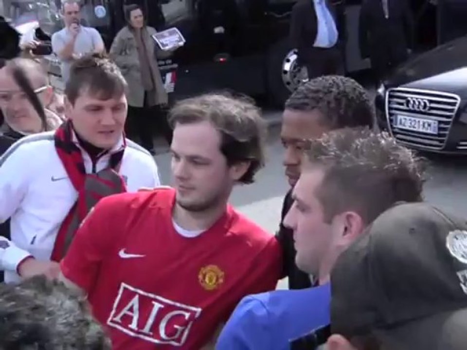 Les Red Devils débarquent; Patrice Evra applaudi