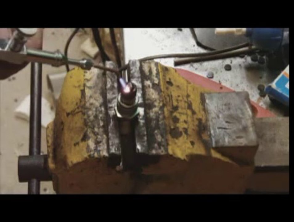 Cleaning spark plugs with hydrogen torch