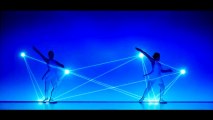 Chorégraphie magique avec lumières synchronisées sur les danseuses : enra  pleiades