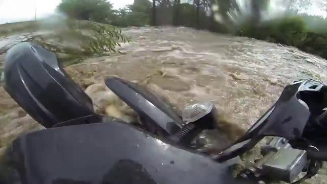 Motorcyclist VS Flash Flood : he wants To Cross A road covered with water beause of flash flood!!