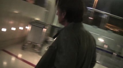 Charlize Theron und Sean Penn steigen aus einem Flugzeug