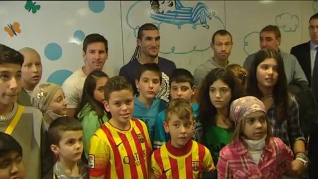Messi se entrena ante más de 13.000 aficionados en Barcelona