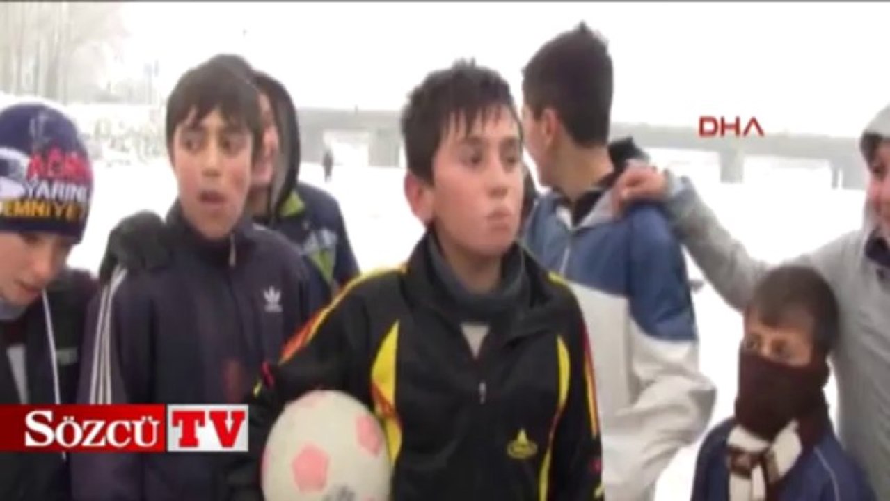Buz tutan nehir üzerinde futbol oynadılar