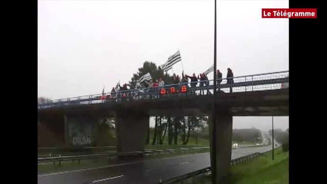 Plougastel-Daoulas (29). Une trentaine de bonnets rouges sur le pont