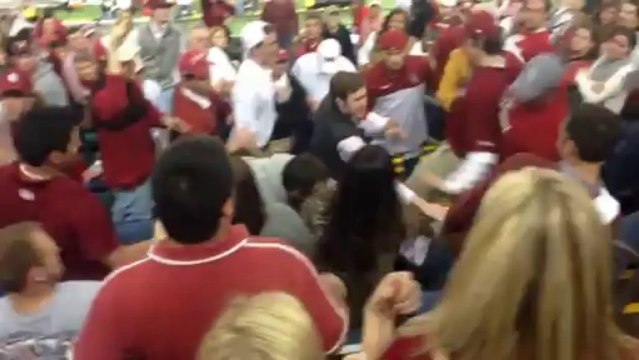 Baston de supporters de Football américain : un mère contre un étudiant! Alabama contre Oklahoma