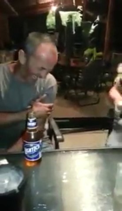 2 mecs bourrés jouent avec un taser