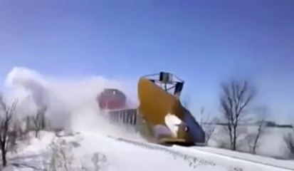 Karlı Raylardan Geçen Trenin Müthiş Görüntüsü