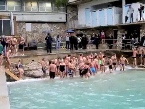 Bain du Nouvel an au Cercle des nageurs de Marseille
