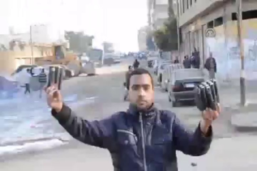 Polis, panzerlerin üzerinden göstericilere ateş açtı