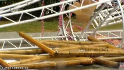 El fuerte viento hace caer un Árbol de Navidad en Madrid