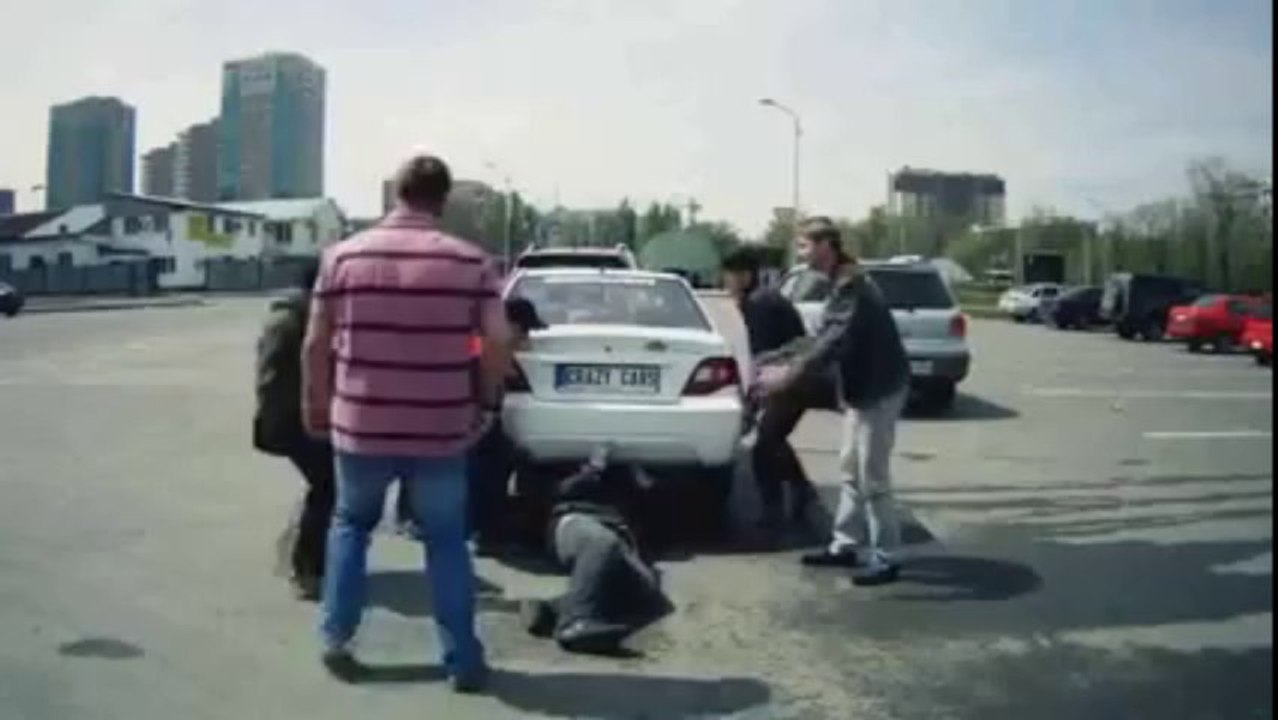 ◄► Une femme accrochée à une voiture se fait trainer sur plusieurs disaines de mètres (FAKE?)
