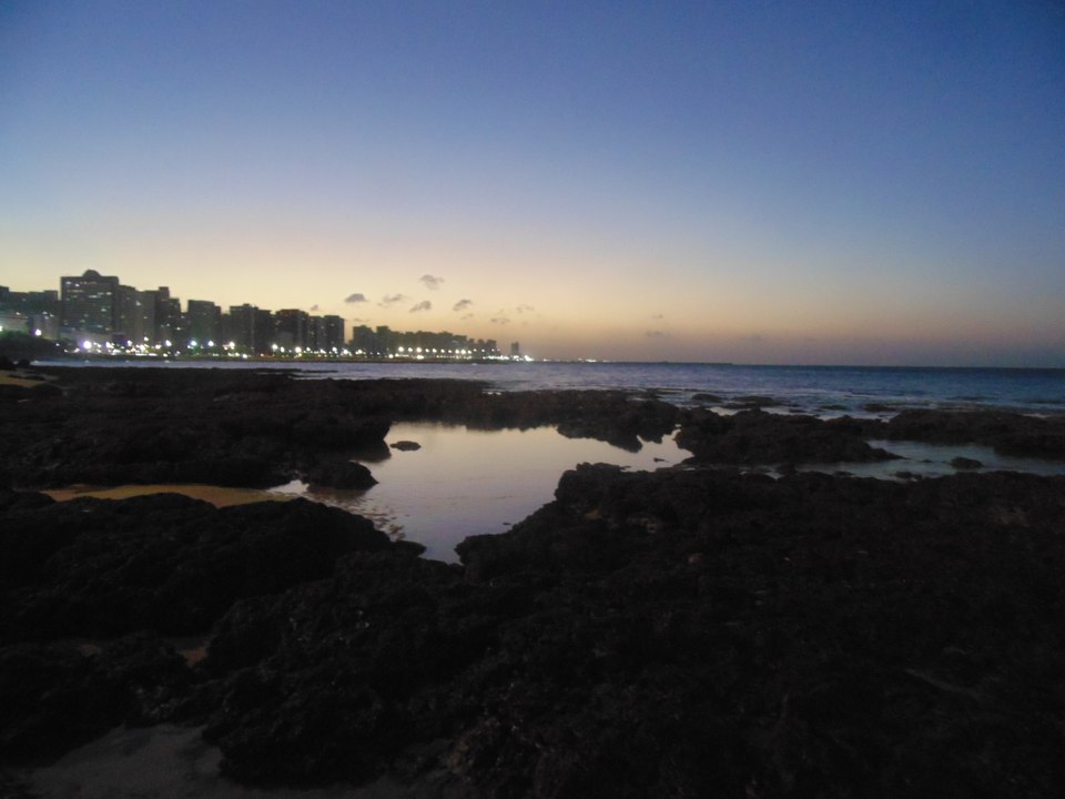 Pessoas entram o ano novo de 2014 tomando banho de mar