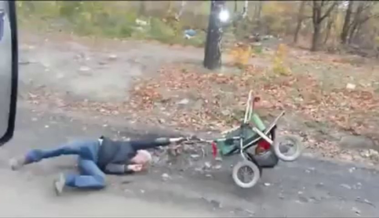 ◄► Victime de la gravité ce clochard s'éffondre au sol (ALCOOL)