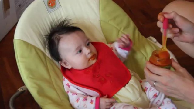 Victoire à la découverte du petit pot de carotte