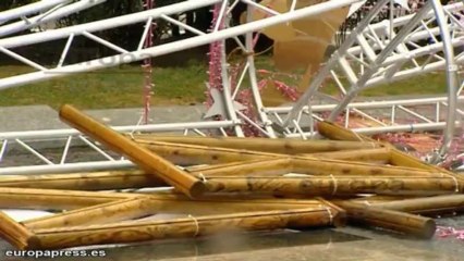 El viento derriba un árbol de Navidad gigante en Madrid