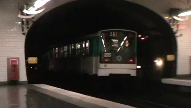 MF67 : Départ de la station Arts et Métiers sur la ligne 3 du métro parisien