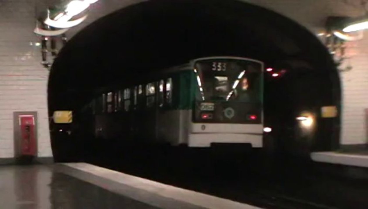 MF67 : Départ de la station Arts et Métiers sur la ligne 3 du métro parisien
