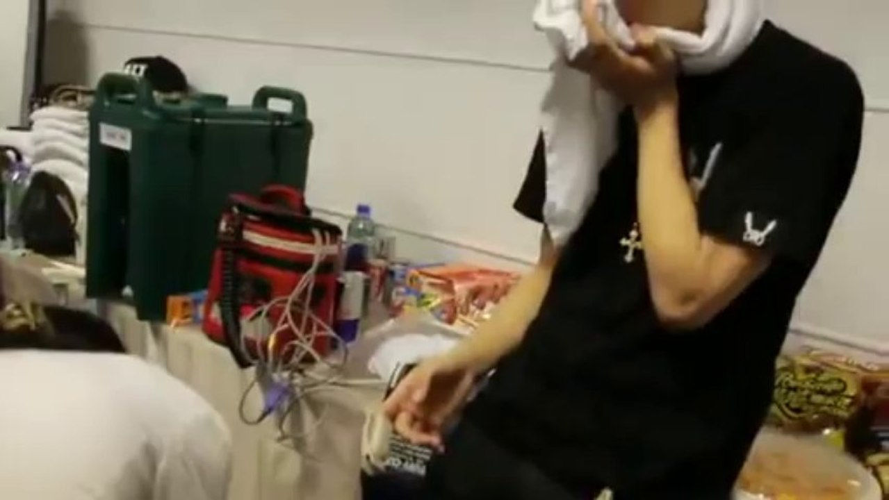 [PT-BR] B.A.P LOE Yongguk vestindo uma máscara de oxigênio