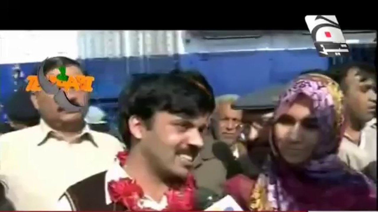 Tezabi Totay Punjabi Family at Railway Station