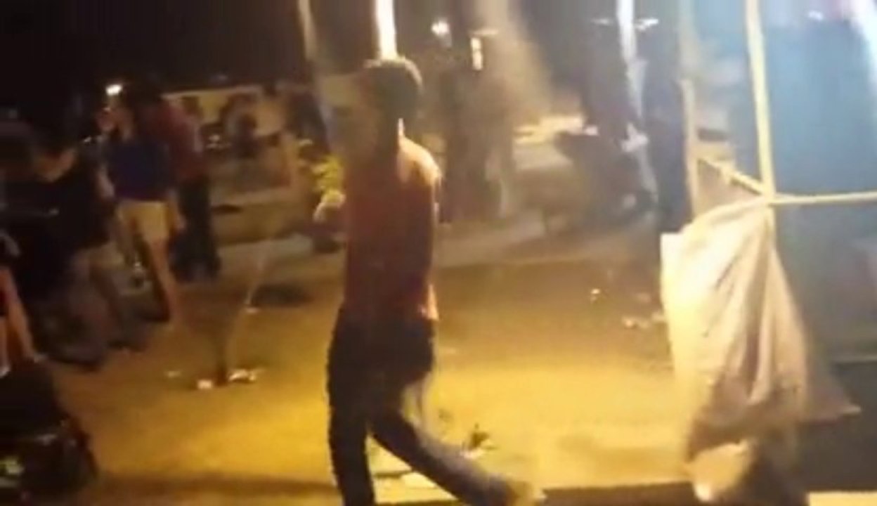 Danseur bourré s'éclate par terre! Epique...